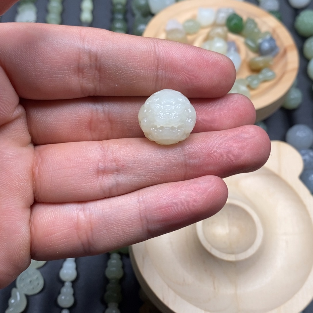 飞***般和田玉未镶嵌颈饰