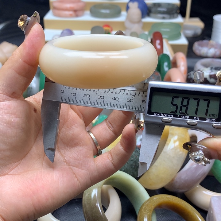 未镶嵌手镯石英质玉