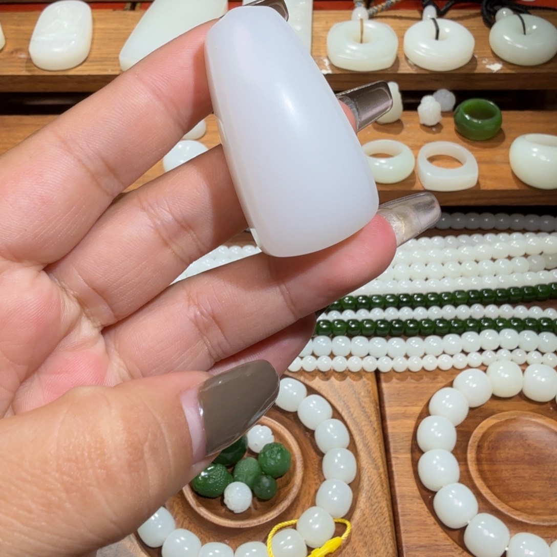 小***慧和田玉未镶嵌颈饰