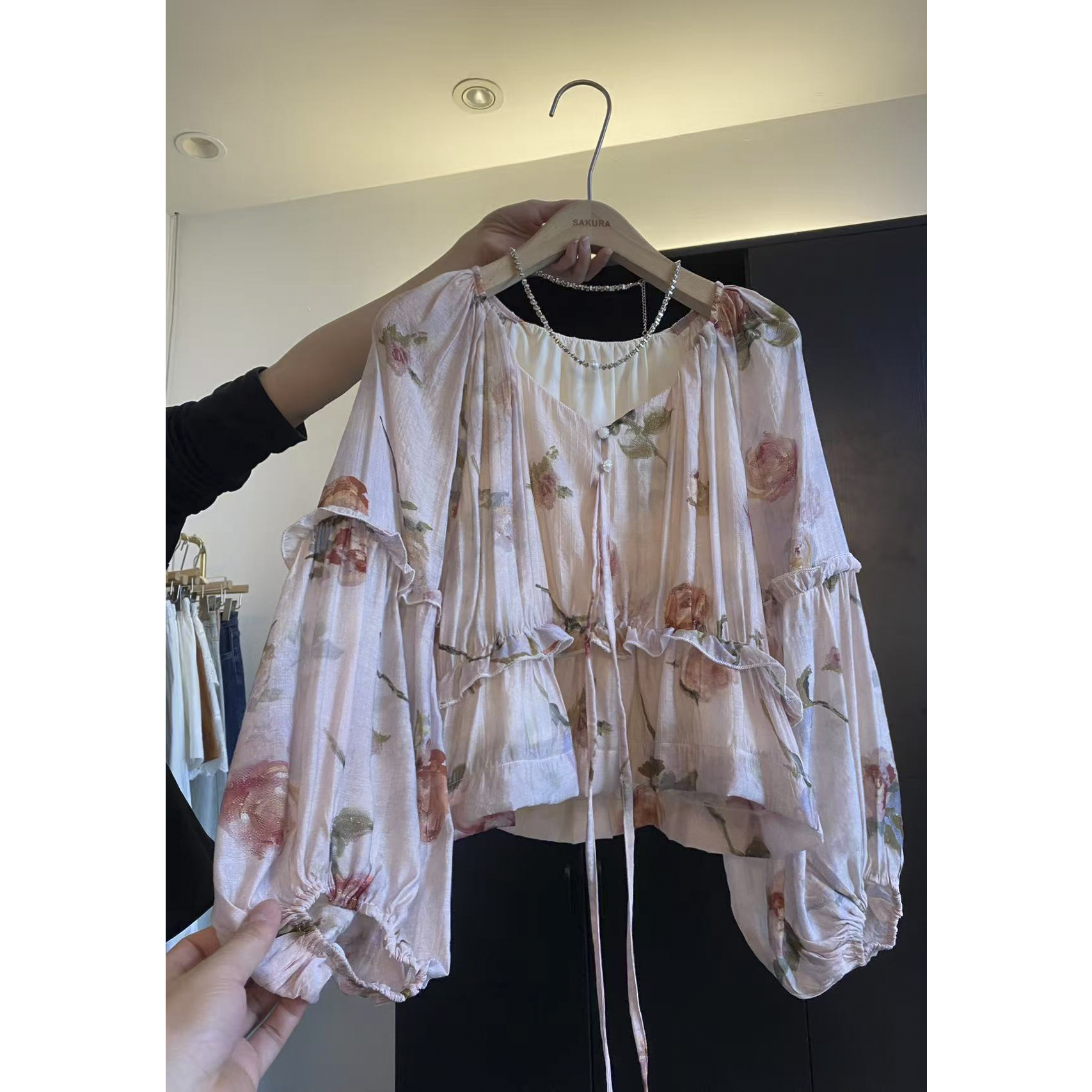 璎婲sᴀᴋᴜʀᴀ【洛非花絮】媛法式V领气质甜美碎花拼接A字版型百搭衬衫