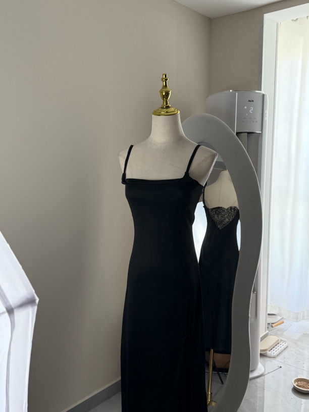 夏季黑色修身吊带连衣裙优雅显瘦展现独特魅力