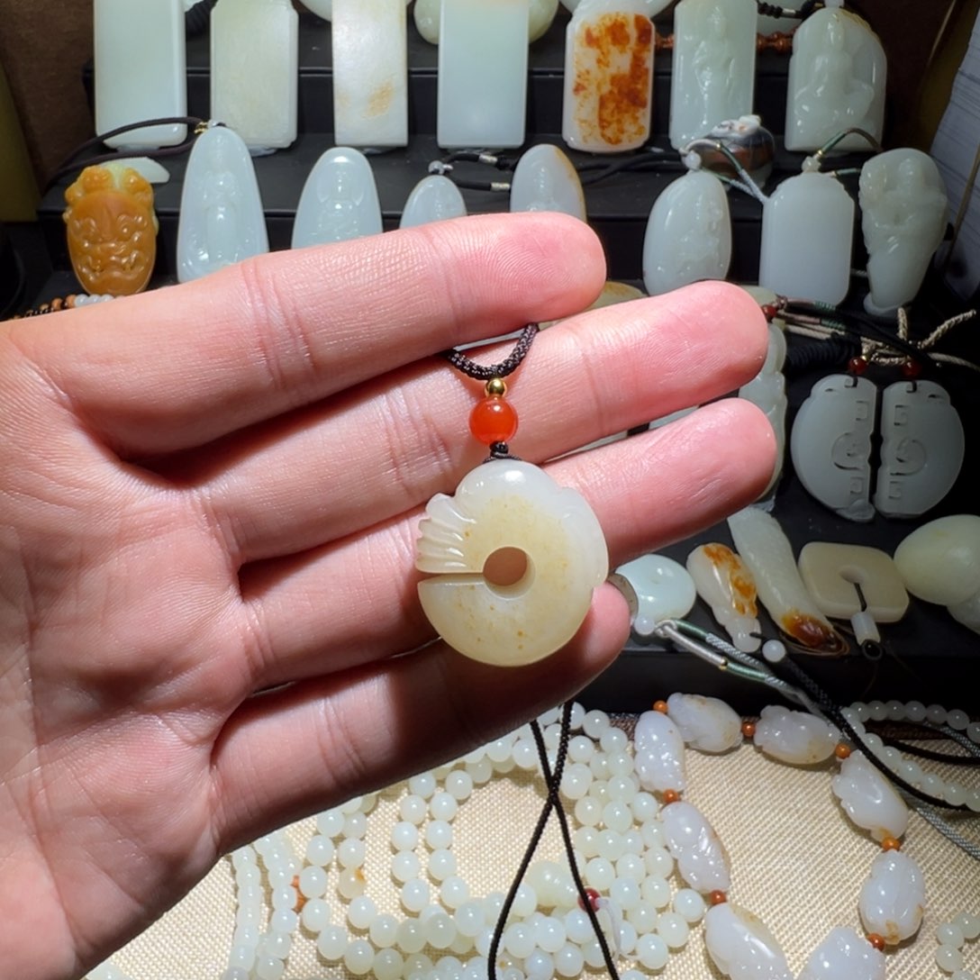 和田玉吊坠(不含链)未镶嵌E***?