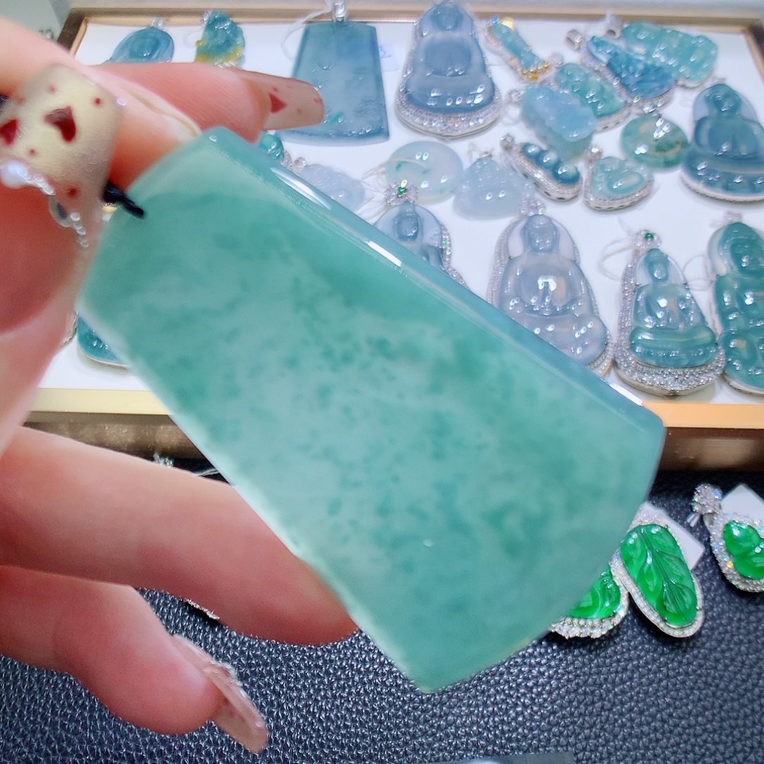 翡翠颈饰未镶嵌翡翠