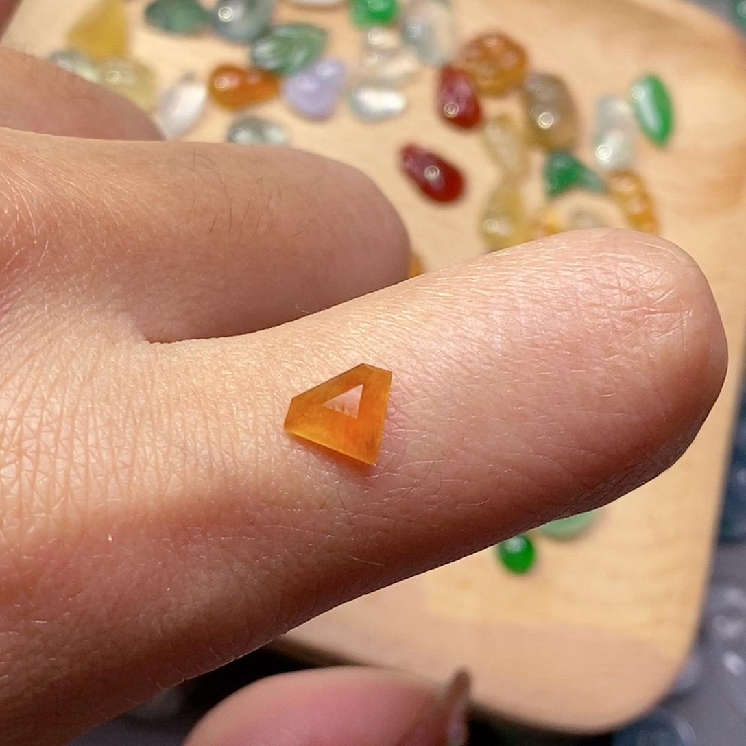 翡翠颈饰未镶嵌萨**琼翡翠