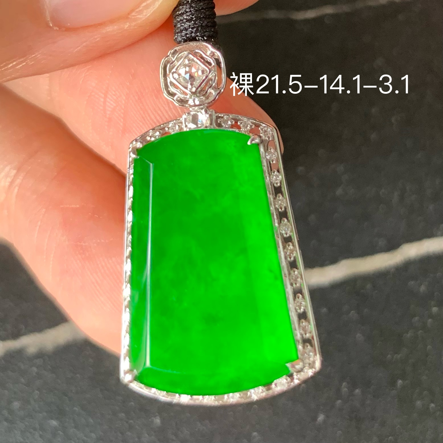 高冰阳绿无事牌翡翠吊坠
