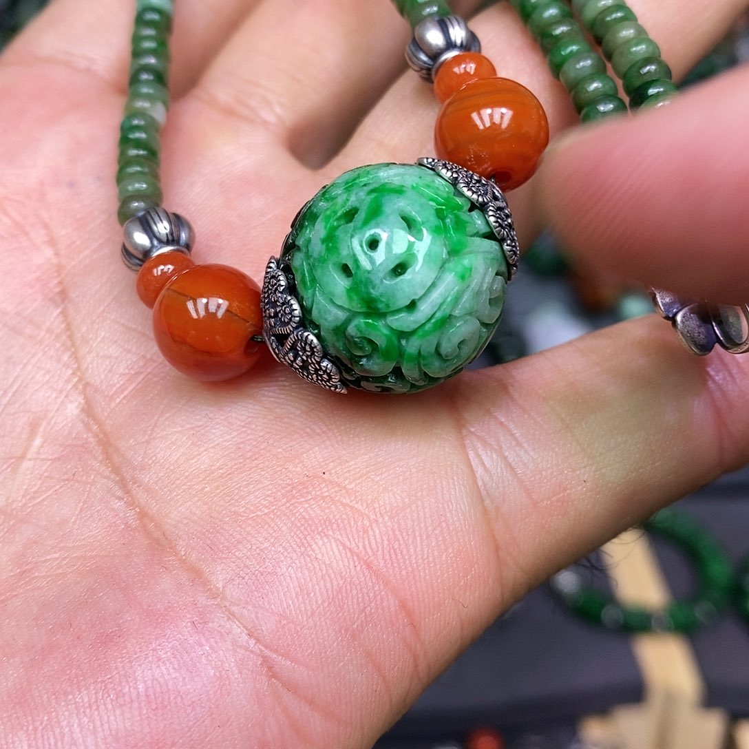 翡翠未镶嵌颈饰漂亮美眉