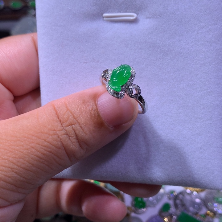 18K金镶嵌戒指翡翠