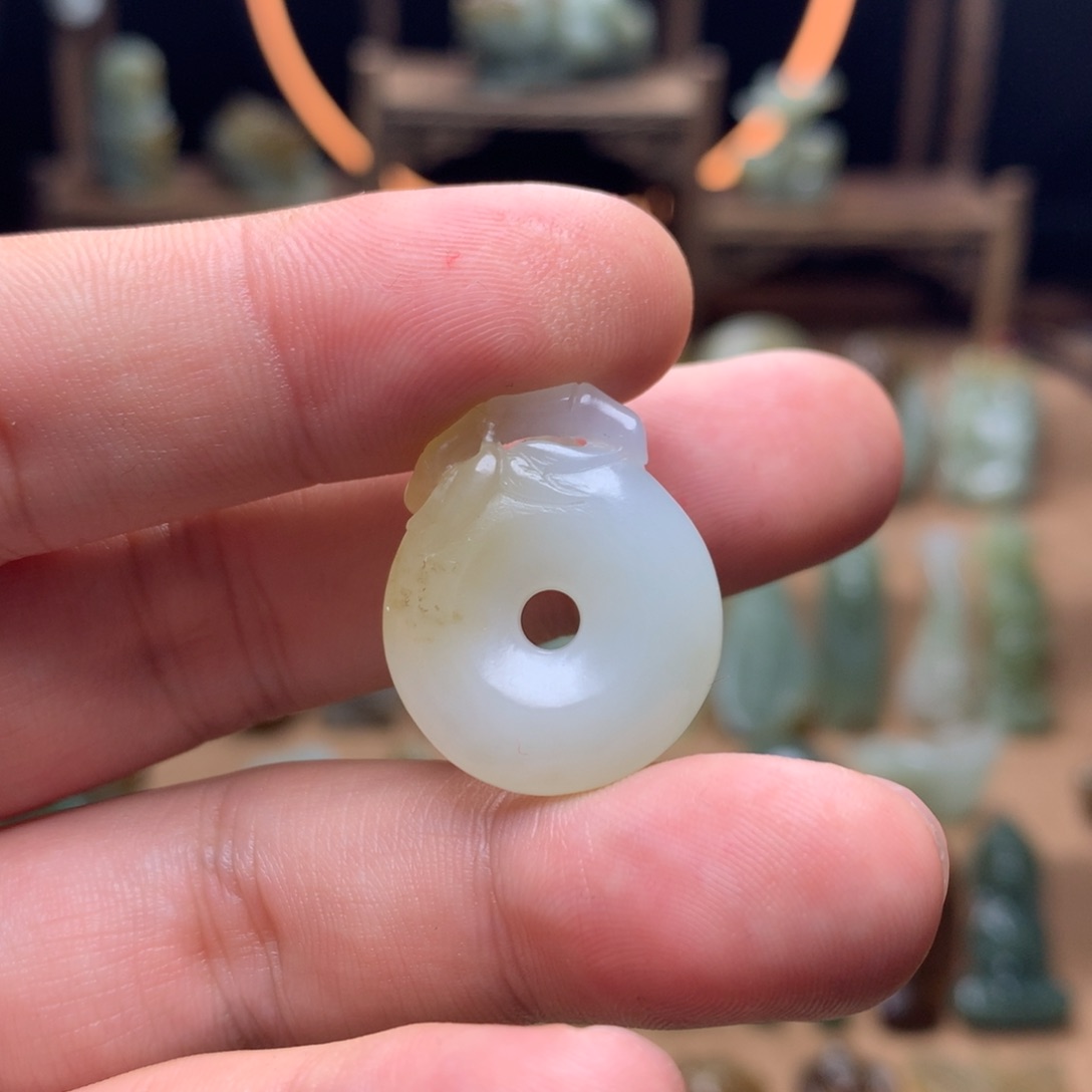 和田玉挂件未镶嵌?