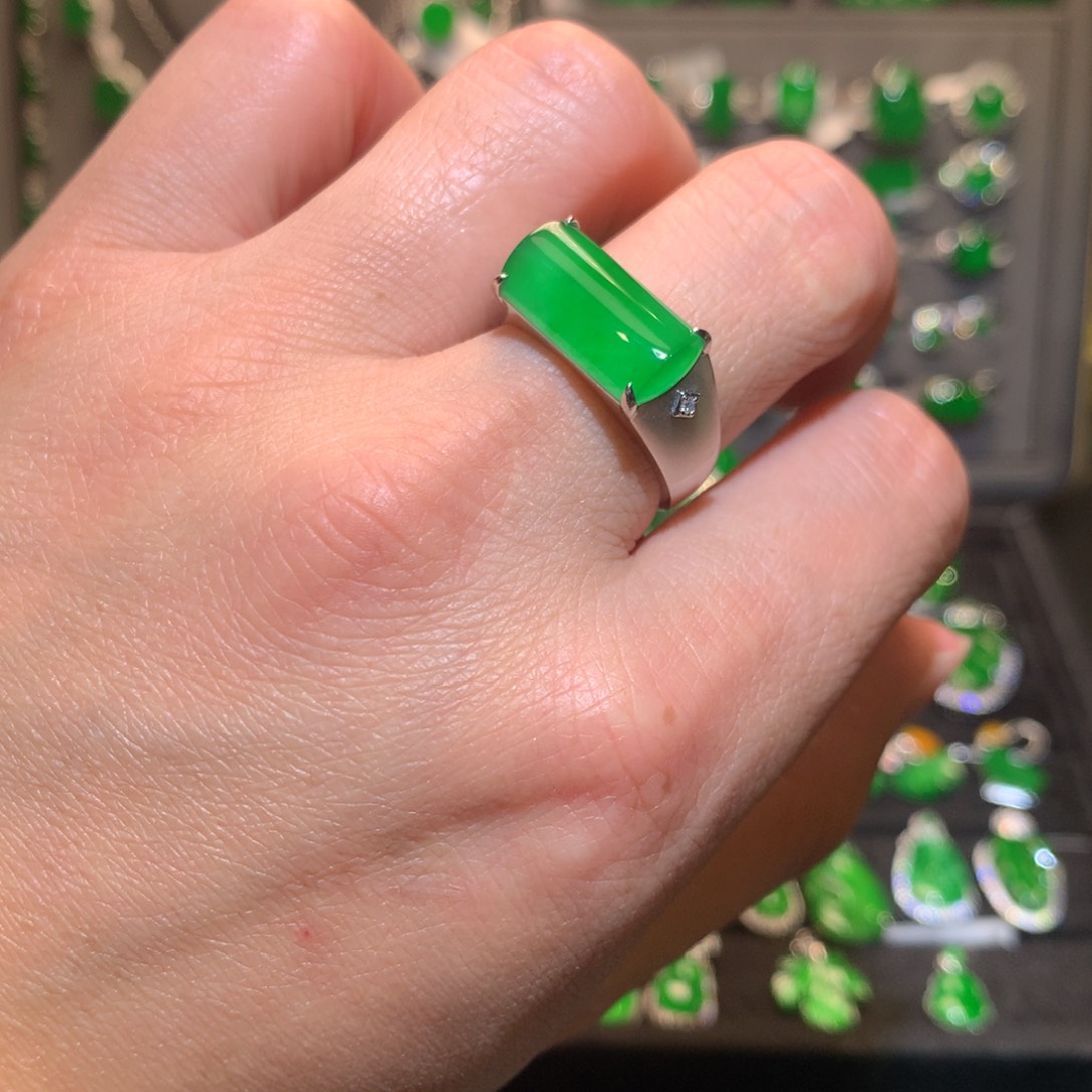 翡翠戒指18K金镶嵌天然翡翠