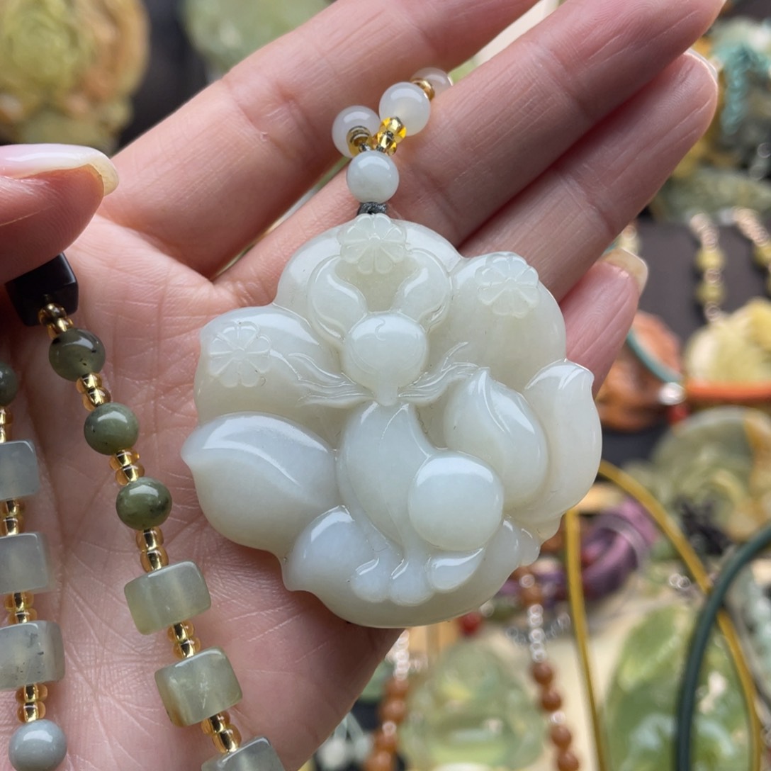 蛇纹石玉颈饰未镶嵌