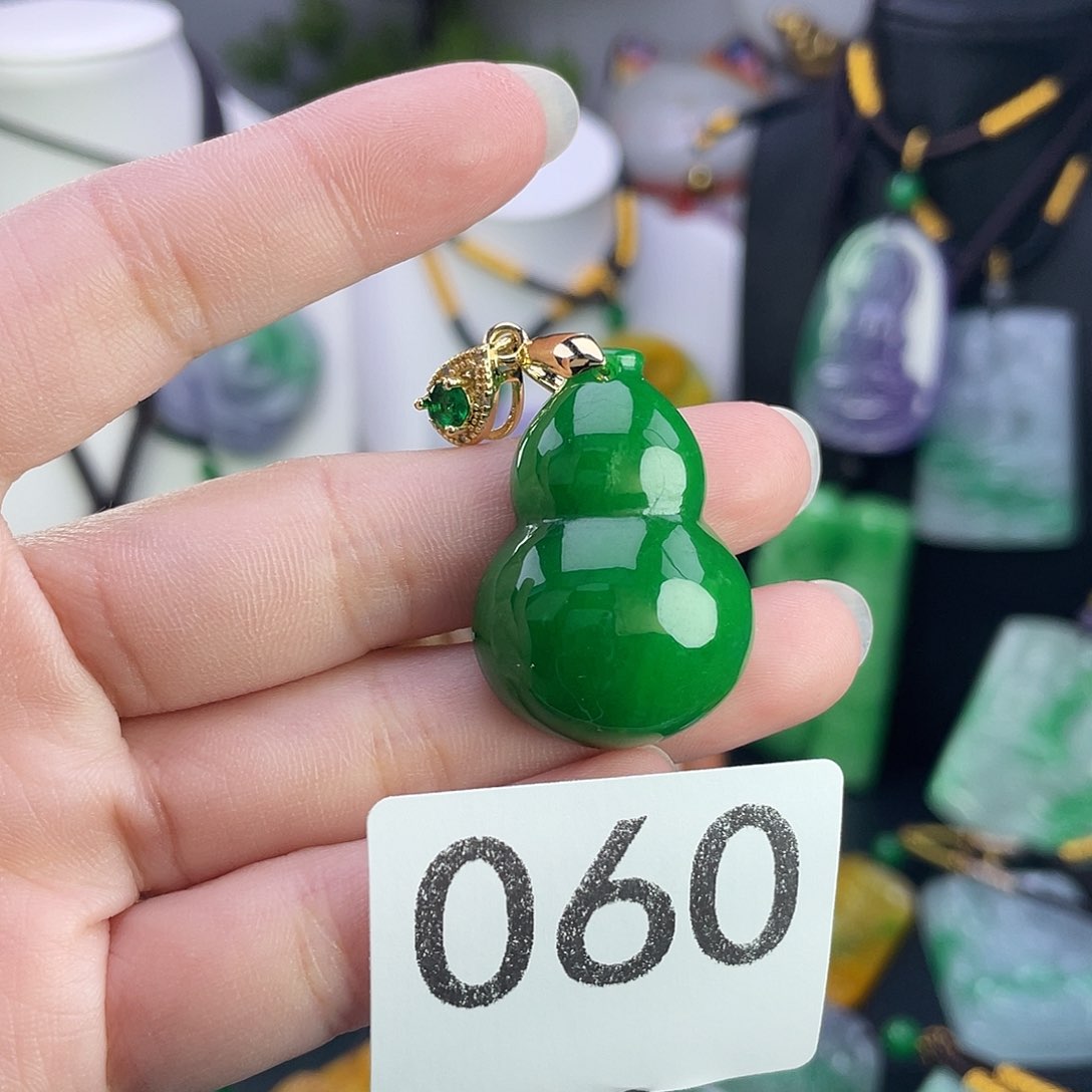 翡翠未镶嵌吊坠(赠链)