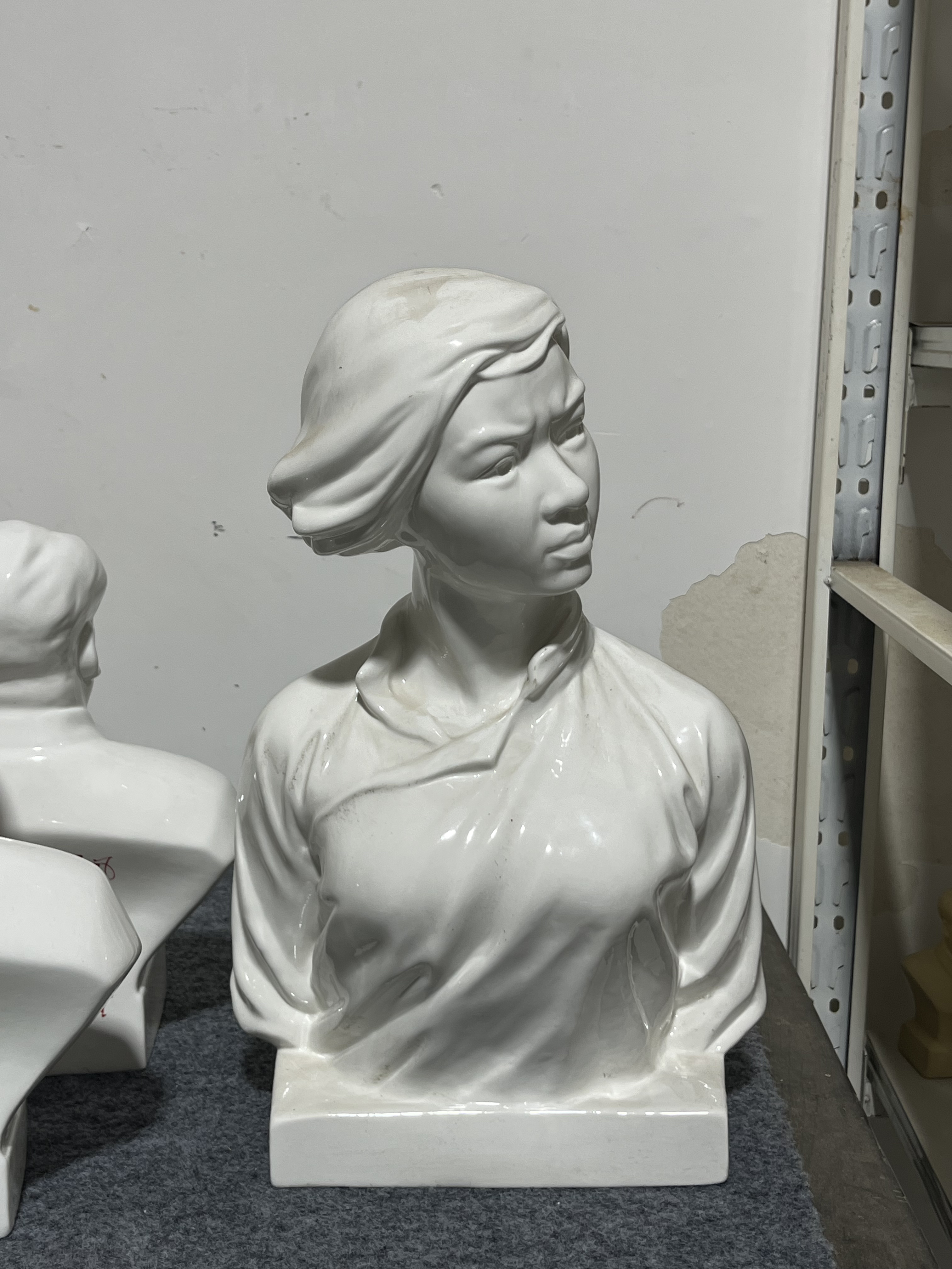 刘胡兰瓷半身摆件