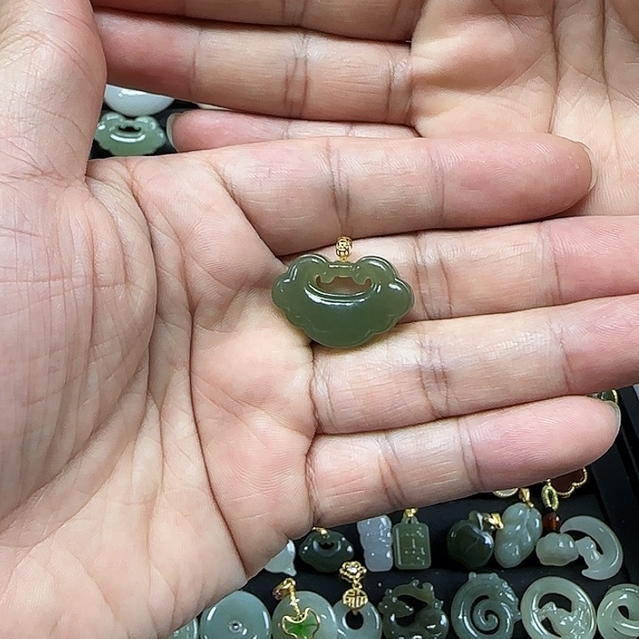 和田玉吊坠(不含链)18K金镶嵌