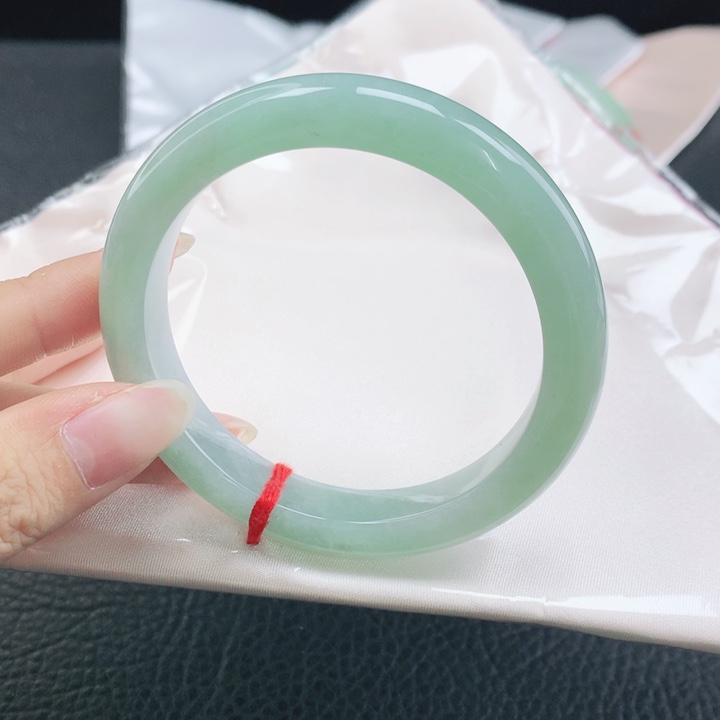 小****翡翠未镶嵌手镯缅甸58.0果绿