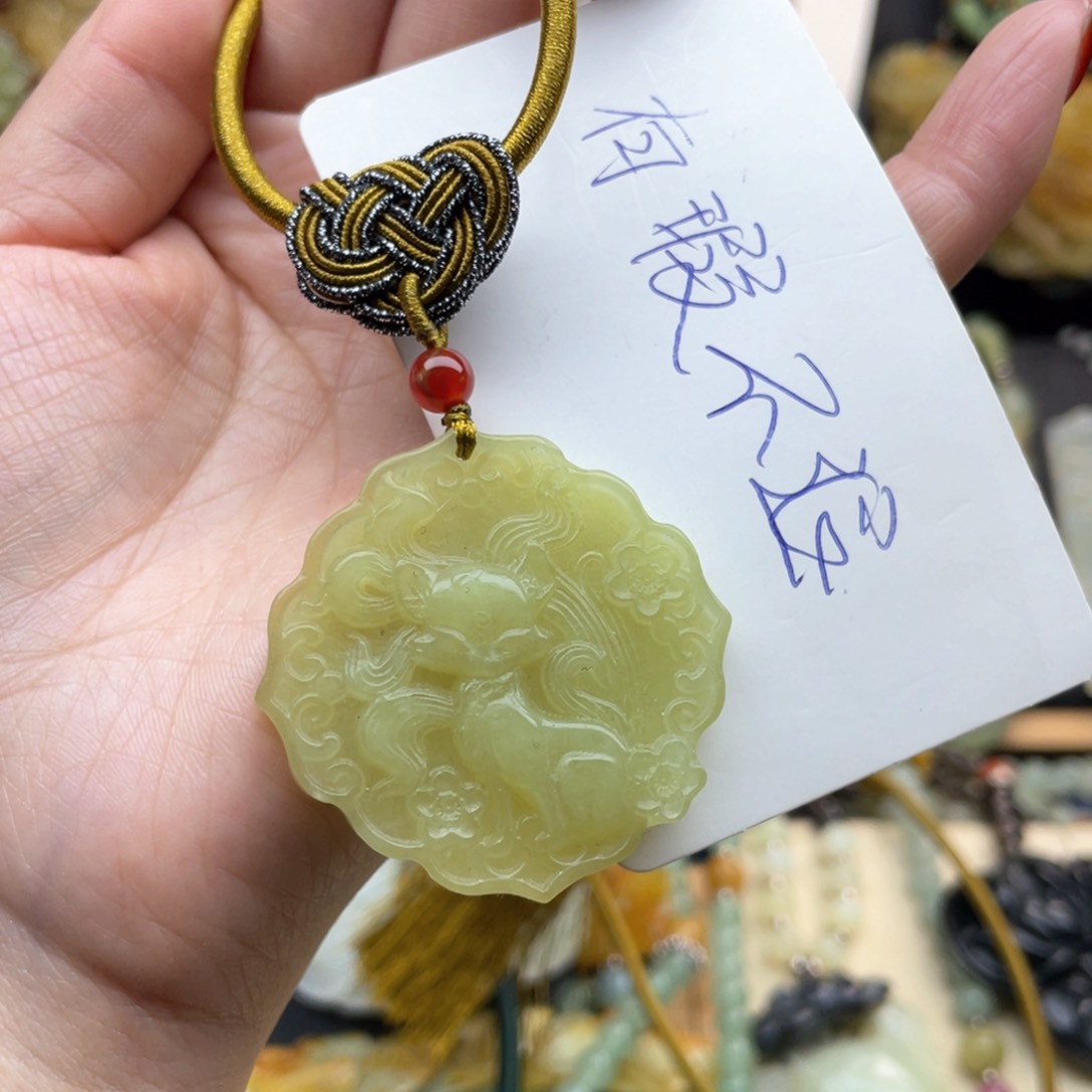 蛇纹石玉颈饰未镶嵌