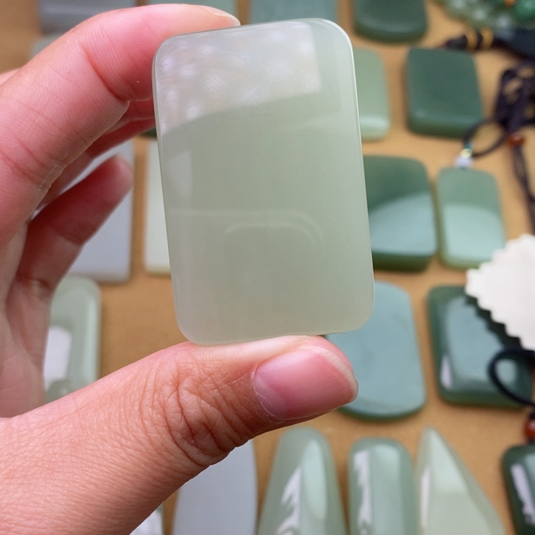 和田玉颈饰未镶嵌青*石微瑕包容有结构