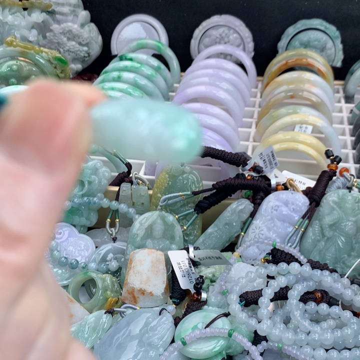 翡翠颈饰未镶嵌吊坠