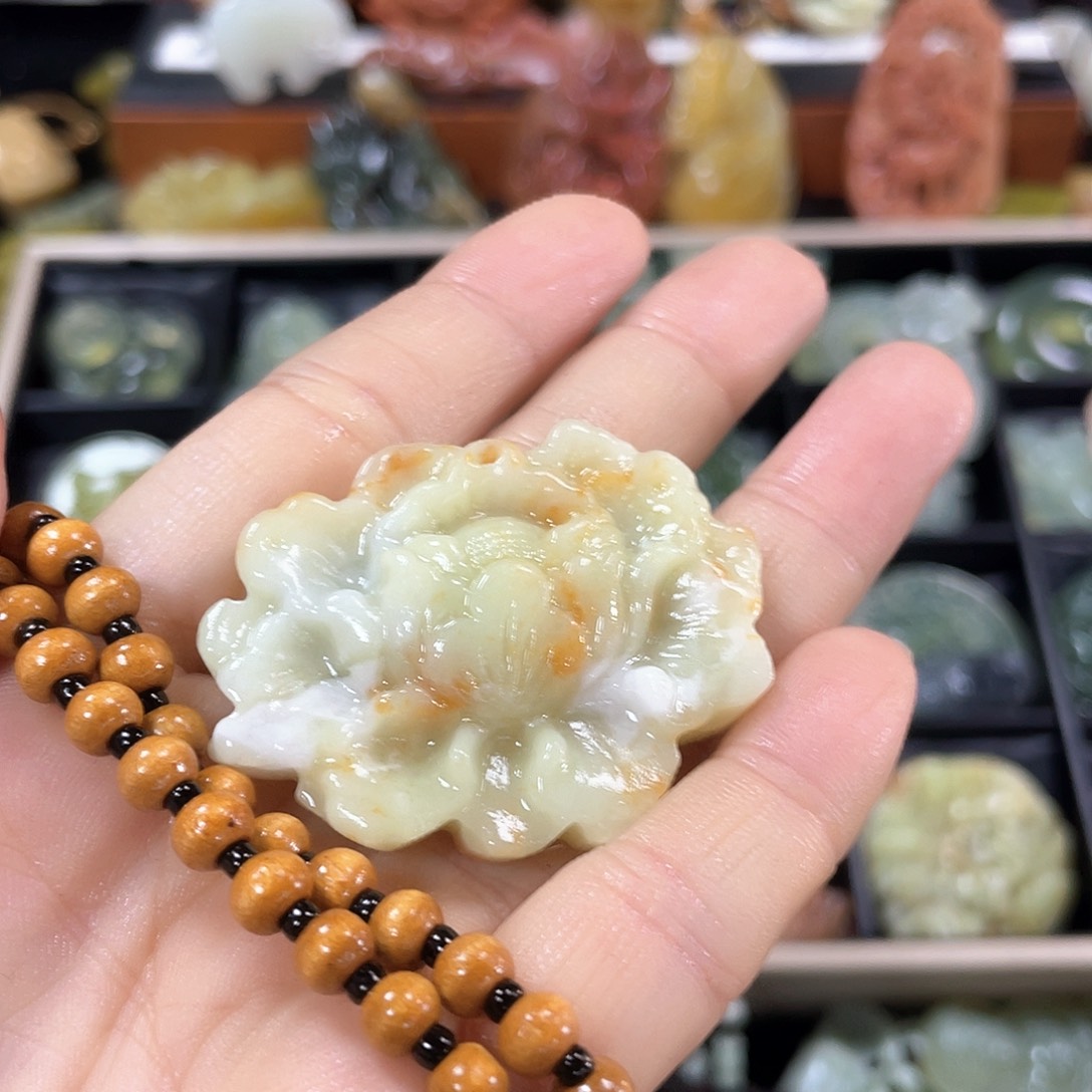 蛇纹石玉颈饰未镶嵌