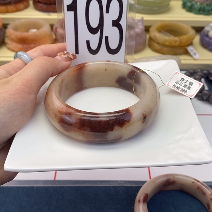 你***呀石英岩玉未镶嵌手镯