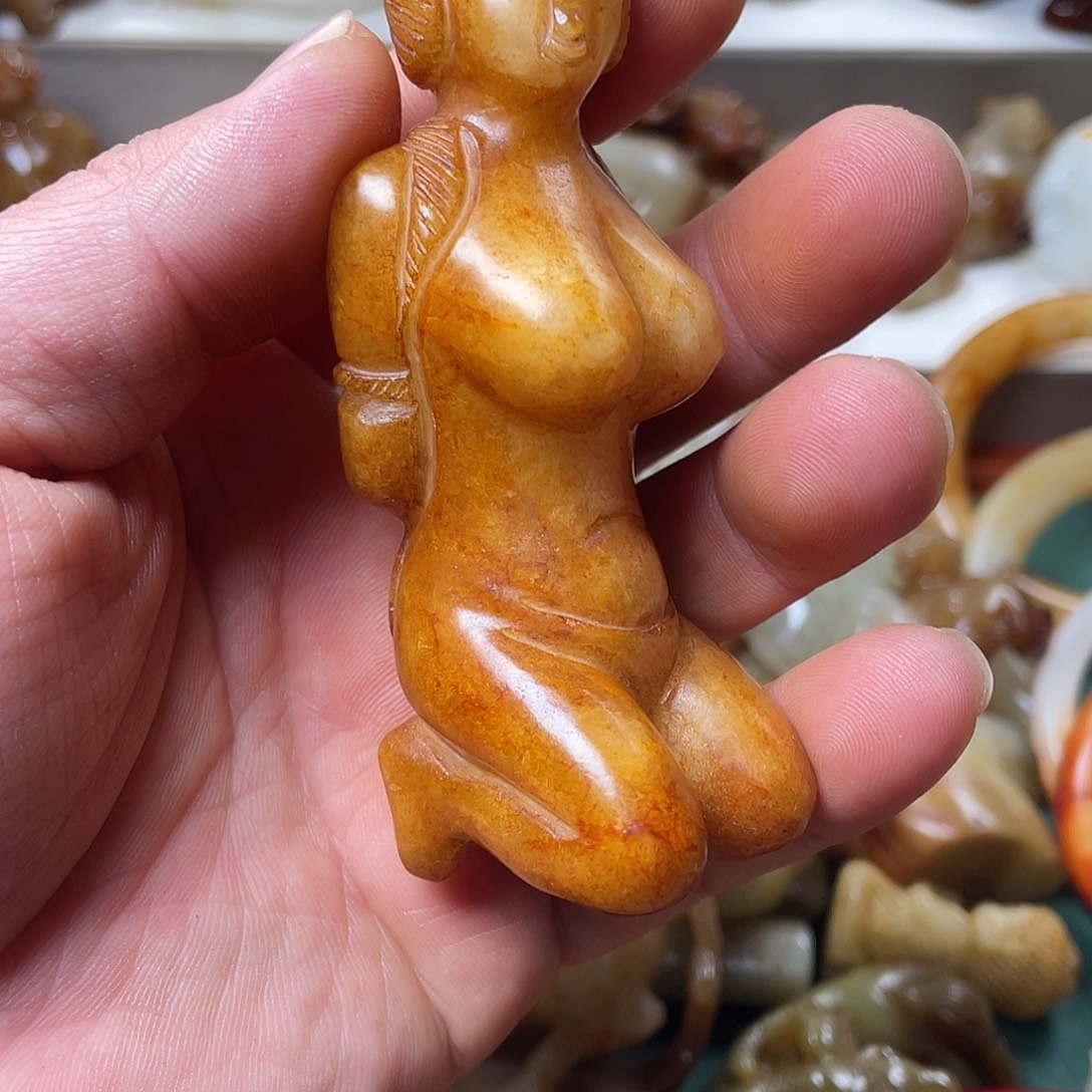 皇***勒和田玉未镶嵌颈饰