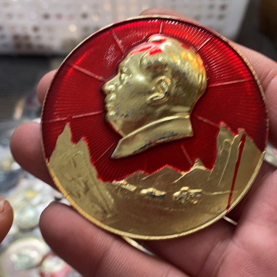 铝红色纪念章汽车