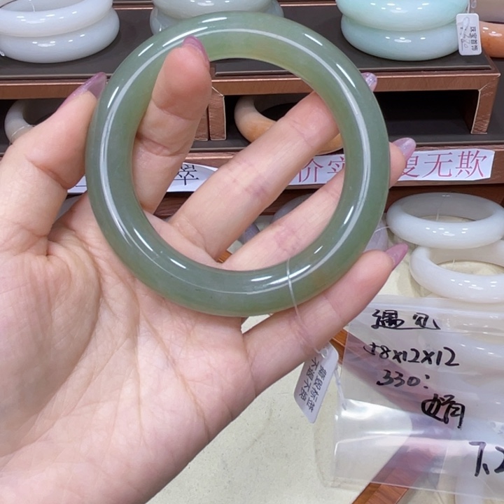 遇***见石英质玉手镯未镶嵌