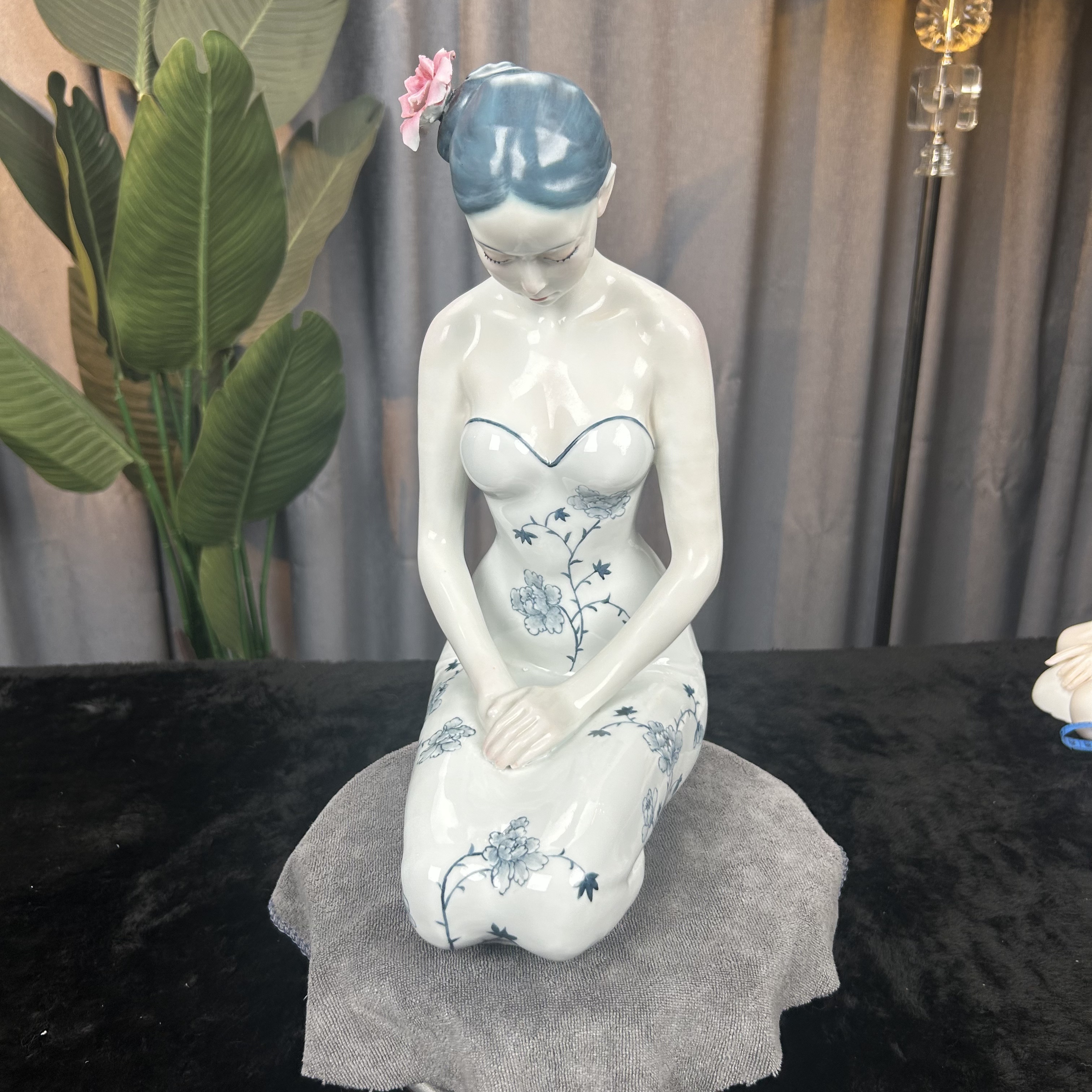 新品 新中式青花美人陶瓷雕塑 禅意跪姿仕女家居装饰工艺品