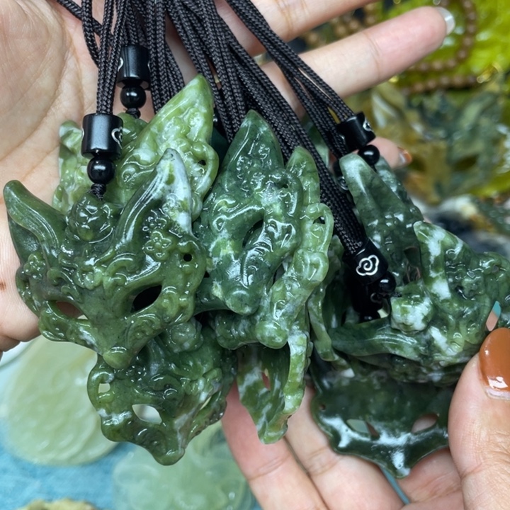 蛇纹石玉未镶嵌颈饰