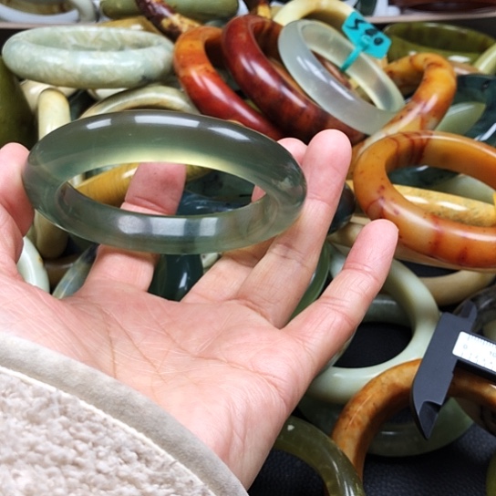 蛇纹石玉手镯未镶嵌甜***妈