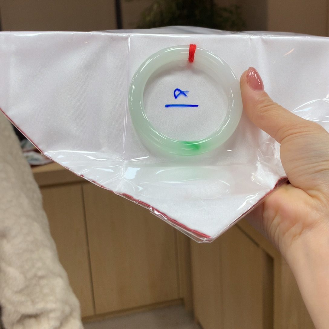 翡翠手镯未镶嵌不退不换