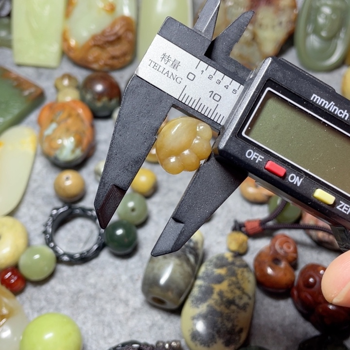 【闪购商品】未镶嵌岫岩老玉（透闪石质玉）把件轻***扬