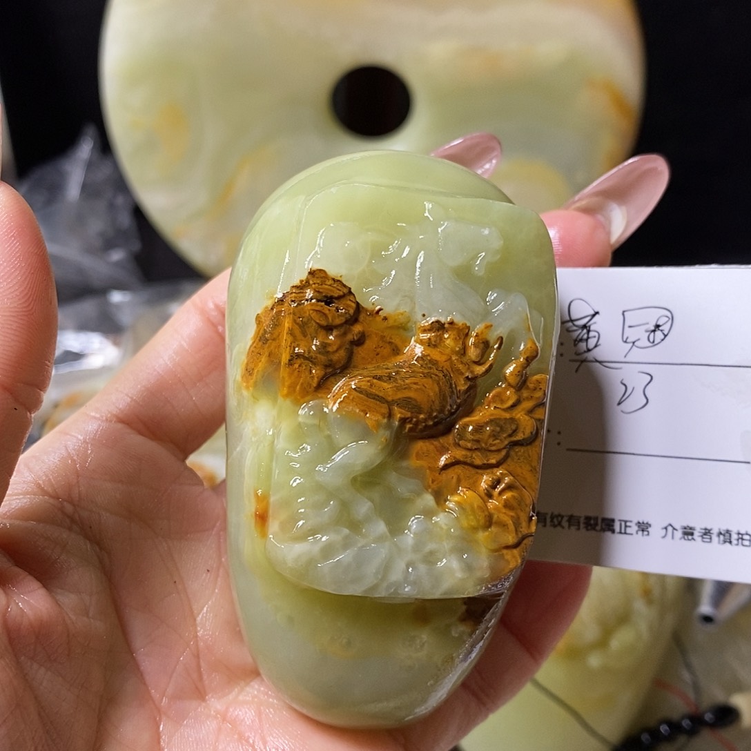 石材黄****鸭古青石手把件