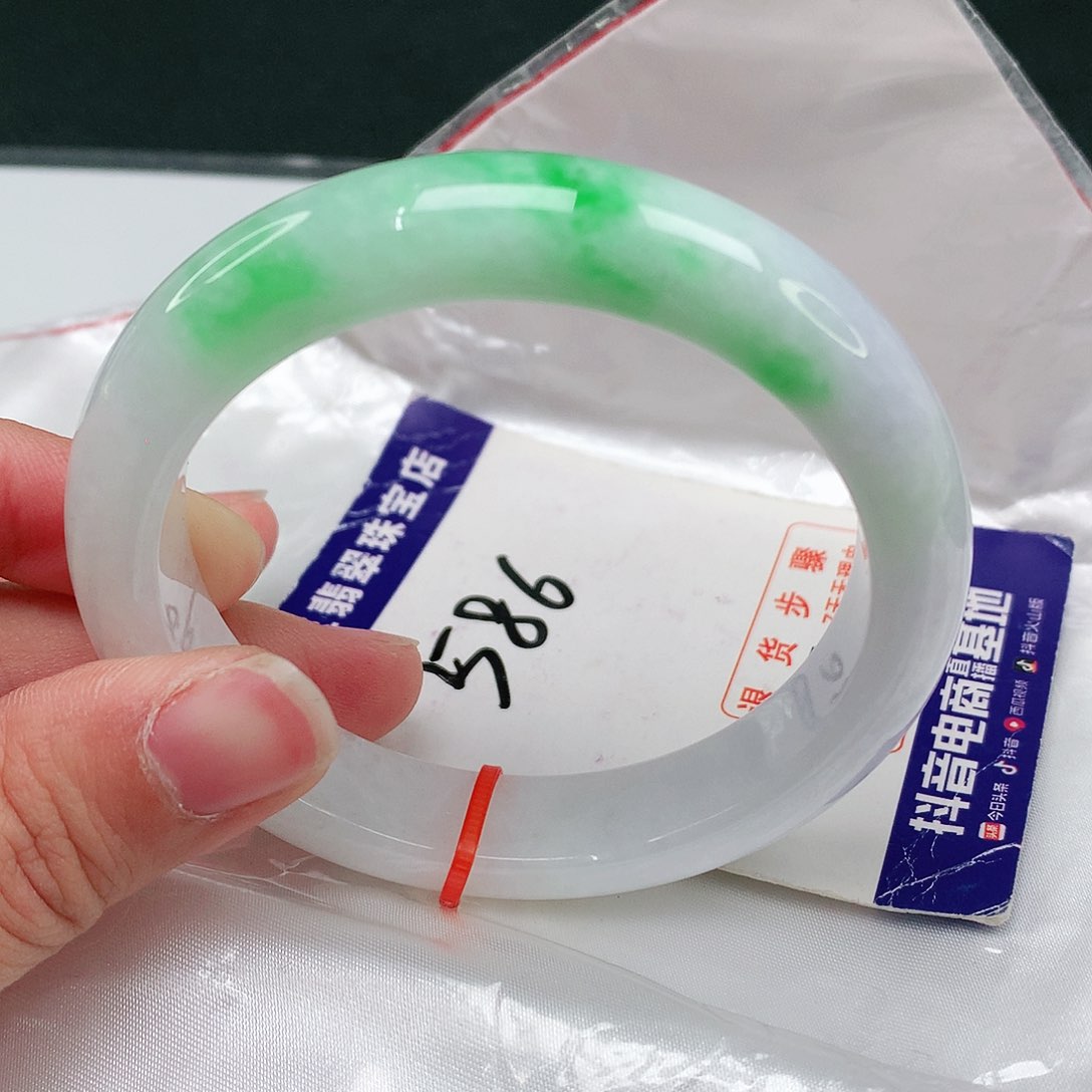 翡翠手镯未镶嵌翡翠