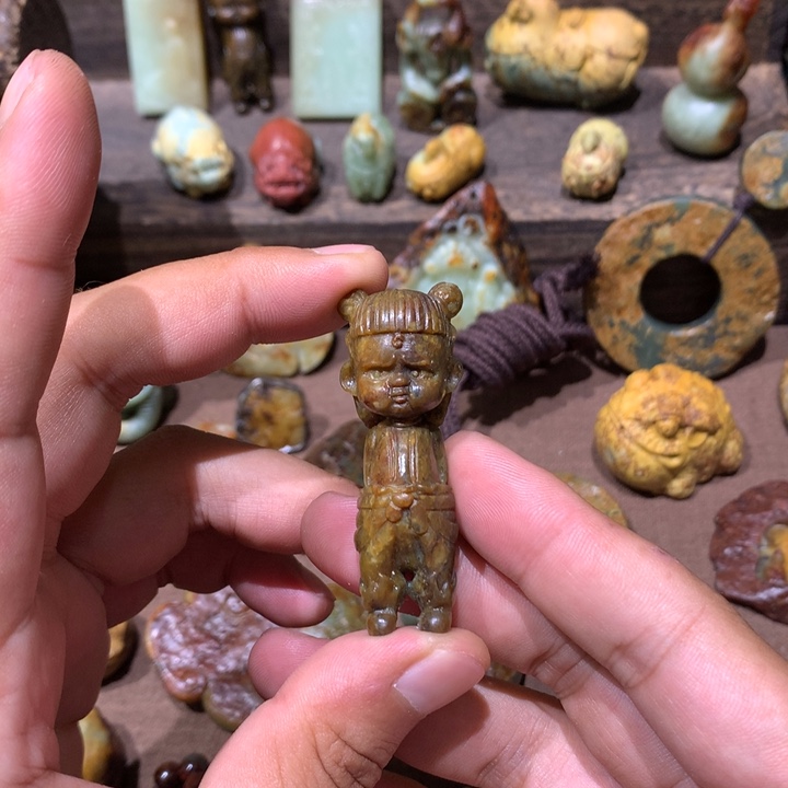 未镶嵌岫岩河磨玉（透闪石质玉）把件