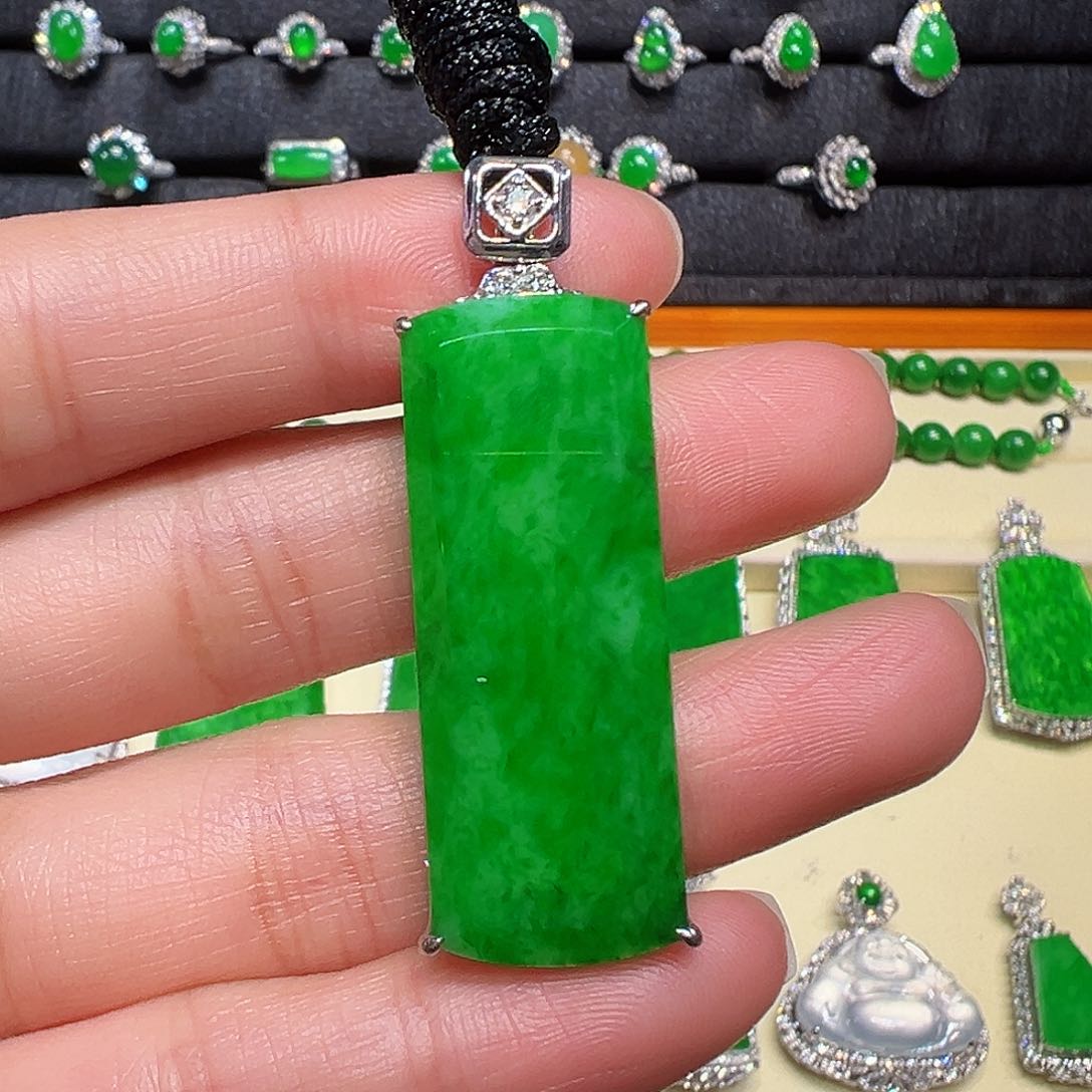 翡翠颈饰18K金镶嵌吊坠