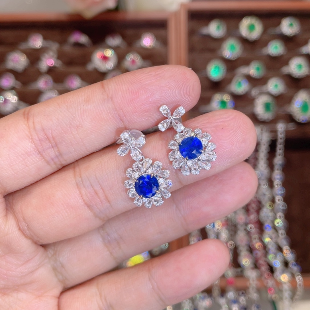 蓝宝石耳钉18K金镶嵌2.2ct 皇家蓝