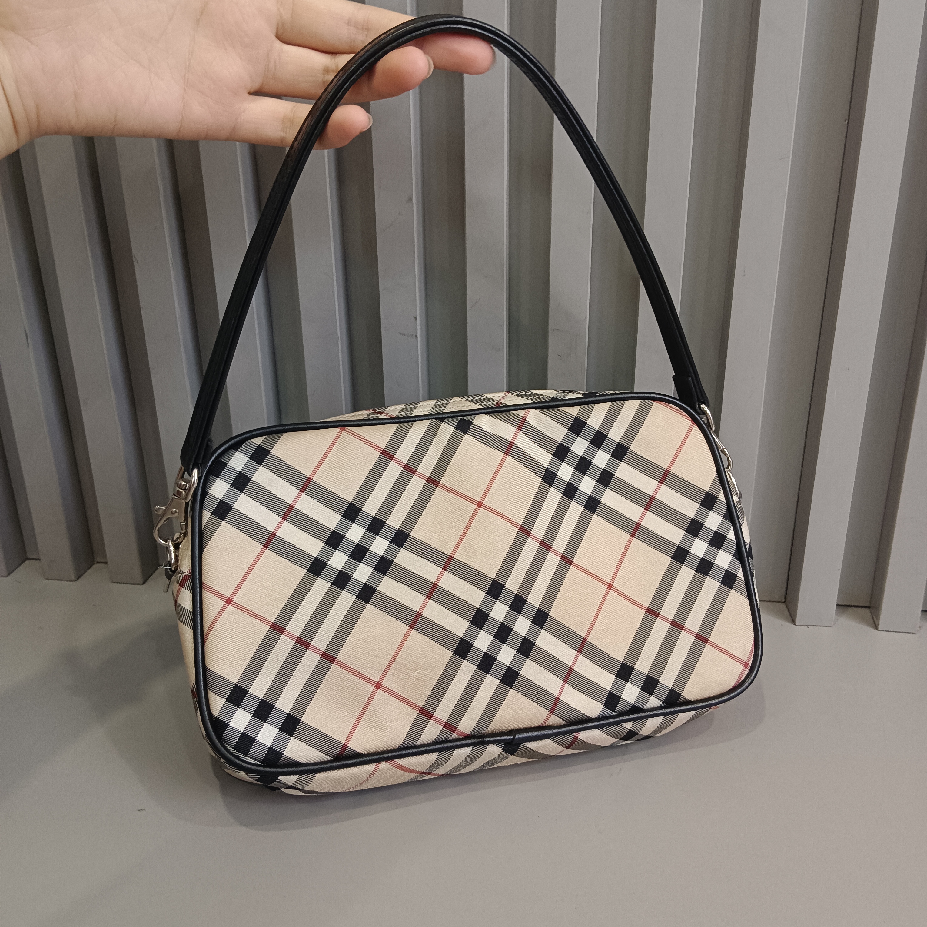 95新 BURBERRY/博柏利 兔兔奢菠萝/巴宝莉手提包/15066