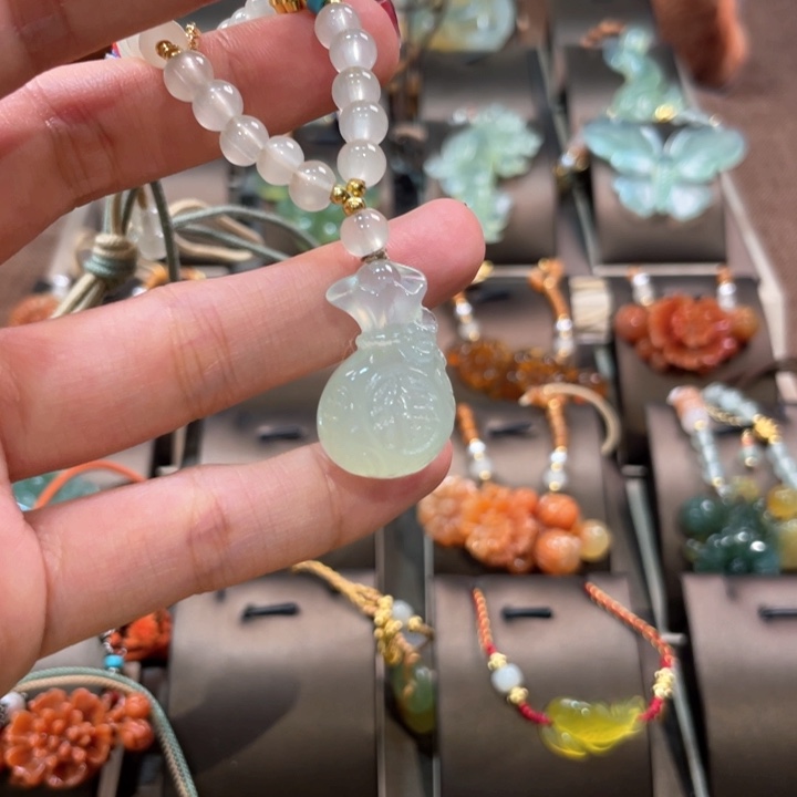 蛇纹石玉颈饰未镶嵌相**生