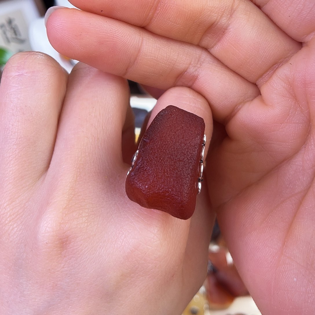 琥珀珠宝奇石未镶嵌。