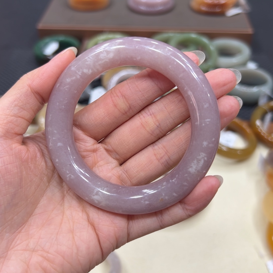 石英质玉手镯未镶嵌做***?