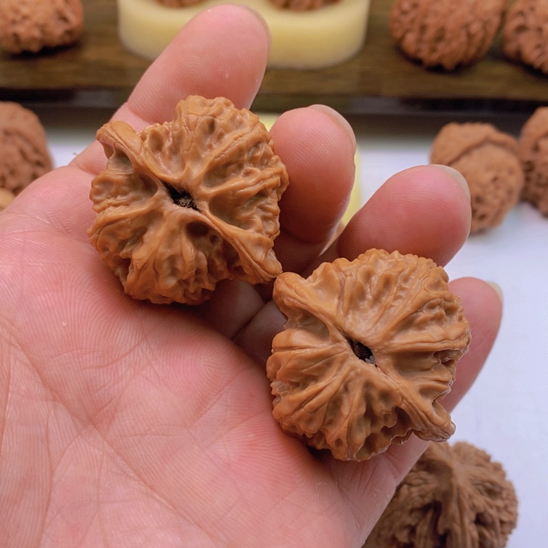 文玩核桃把件卖****?文玩核桃梨木台