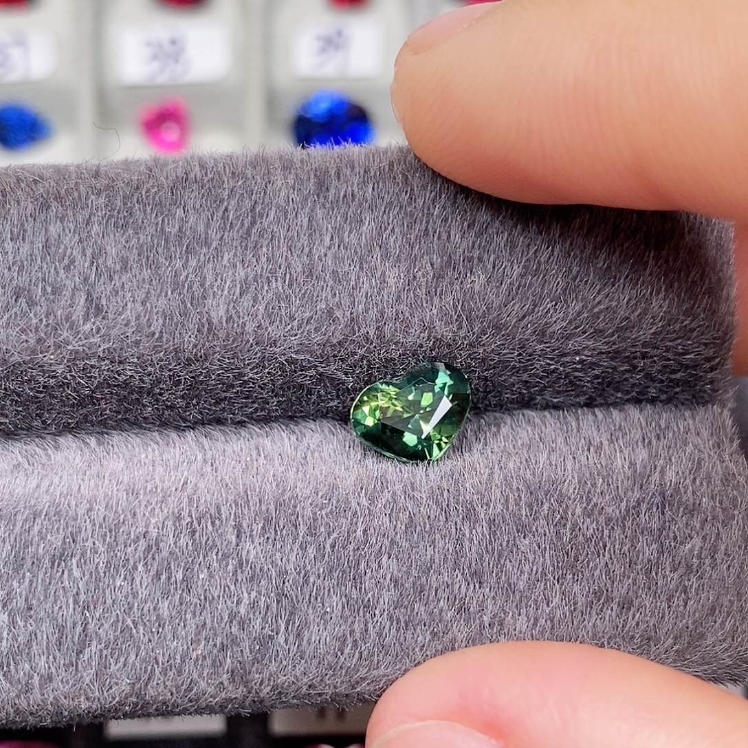 蓝宝石裸石未镶嵌无烧黄绿色VB爱心切1.36ct/0041