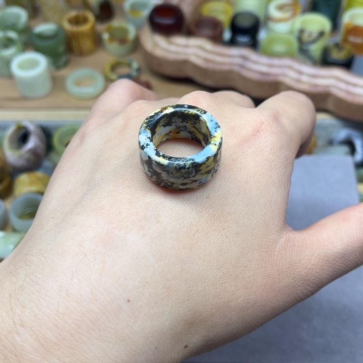 如***意蛇纹石玉未镶嵌戒圈