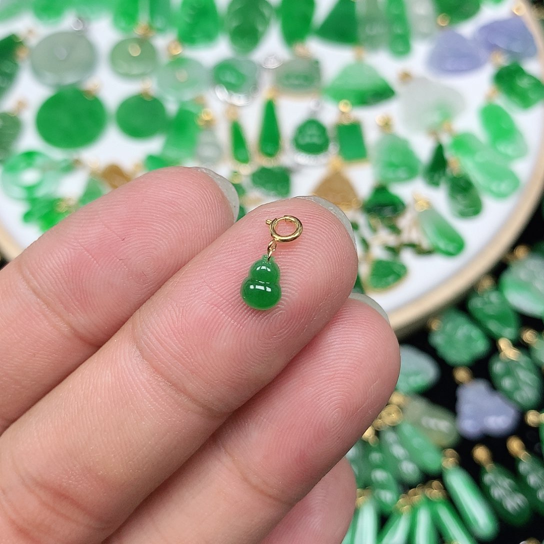 翡翠配石18K金扣头 缅料精美冰绿小葫芦