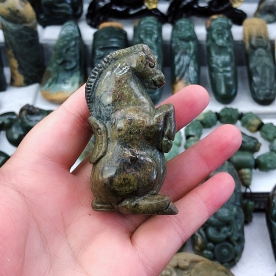 未镶嵌岫岩河磨玉（透闪石质玉）把件