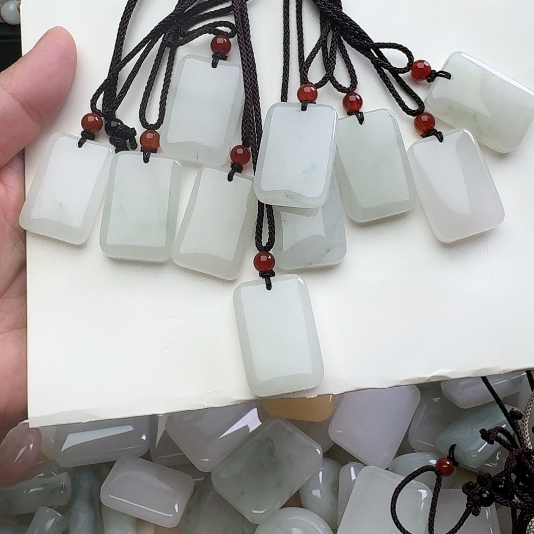 石英质玉未镶嵌颈饰32mm无事牌