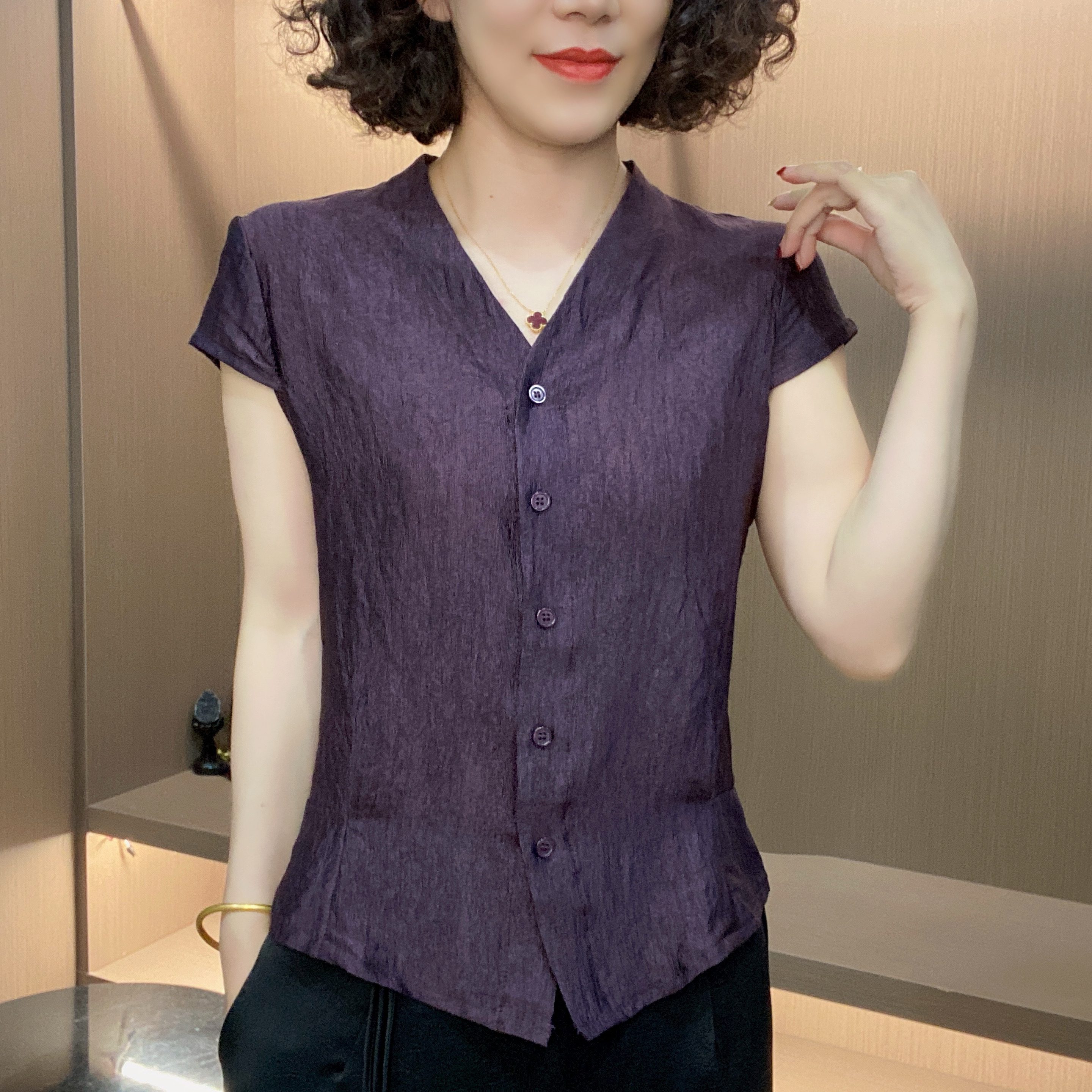 爆款2025夏季新款V领短袖显瘦修身大气时尚女士百搭衬衣小衫上衣