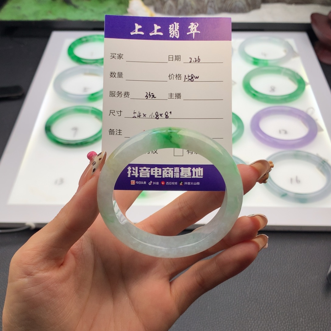 翡翠手镯未镶嵌翡翠