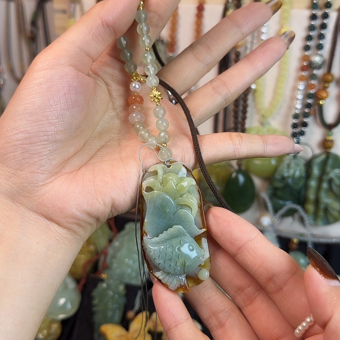 百***花蛇纹石玉未镶嵌颈饰