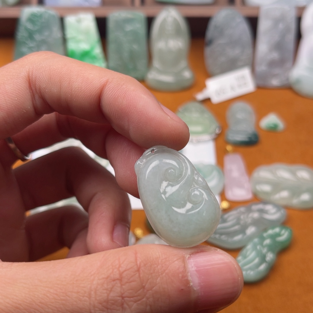 翡翠颈饰未镶嵌如意